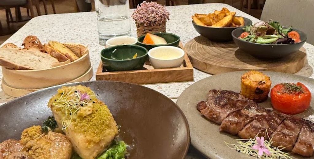 Centro de Portugal con niños: un viaje entre canales, ciencia, dinosaurios y palacios en 4 días 23 Bacalao y entrecot en el restaurante del hotel Haven Natural Hotel & Villas - Mamá tiene un Plan.