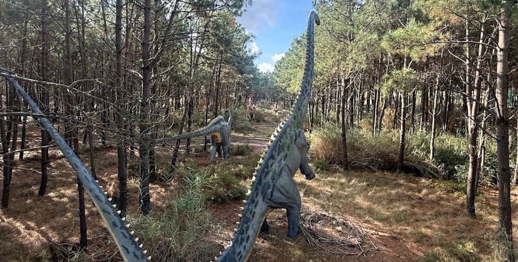 Centro de Portugal con niños: un viaje entre canales, ciencia, dinosaurios y palacios en 4 días 15 Dino Parque de Lourinhã está dividido en 4 recorridos que pertenecen al final del Paleozoico, el Triásico, el Jurásico y el Cretácico - Mamá tiene un Plan.
