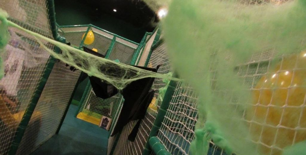 En Halloween, pásalo de miedo en The Magic Forest: este año, ¡la fiesta fantasmagórica más divertida! 1 Imagen de una de las atracciones de The Magic Forest tematizada por Halloween.