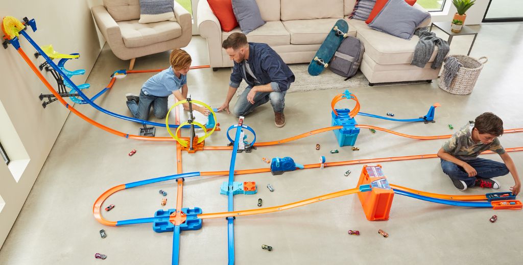 La importancia del juego en la vuelta al cole: los juguetes ayudan a los niños a aprender y crecer 4 Los circuitos de Hot Wheels se pueden ensamblar y crear una gran pista - Mamá tiene un Plan.